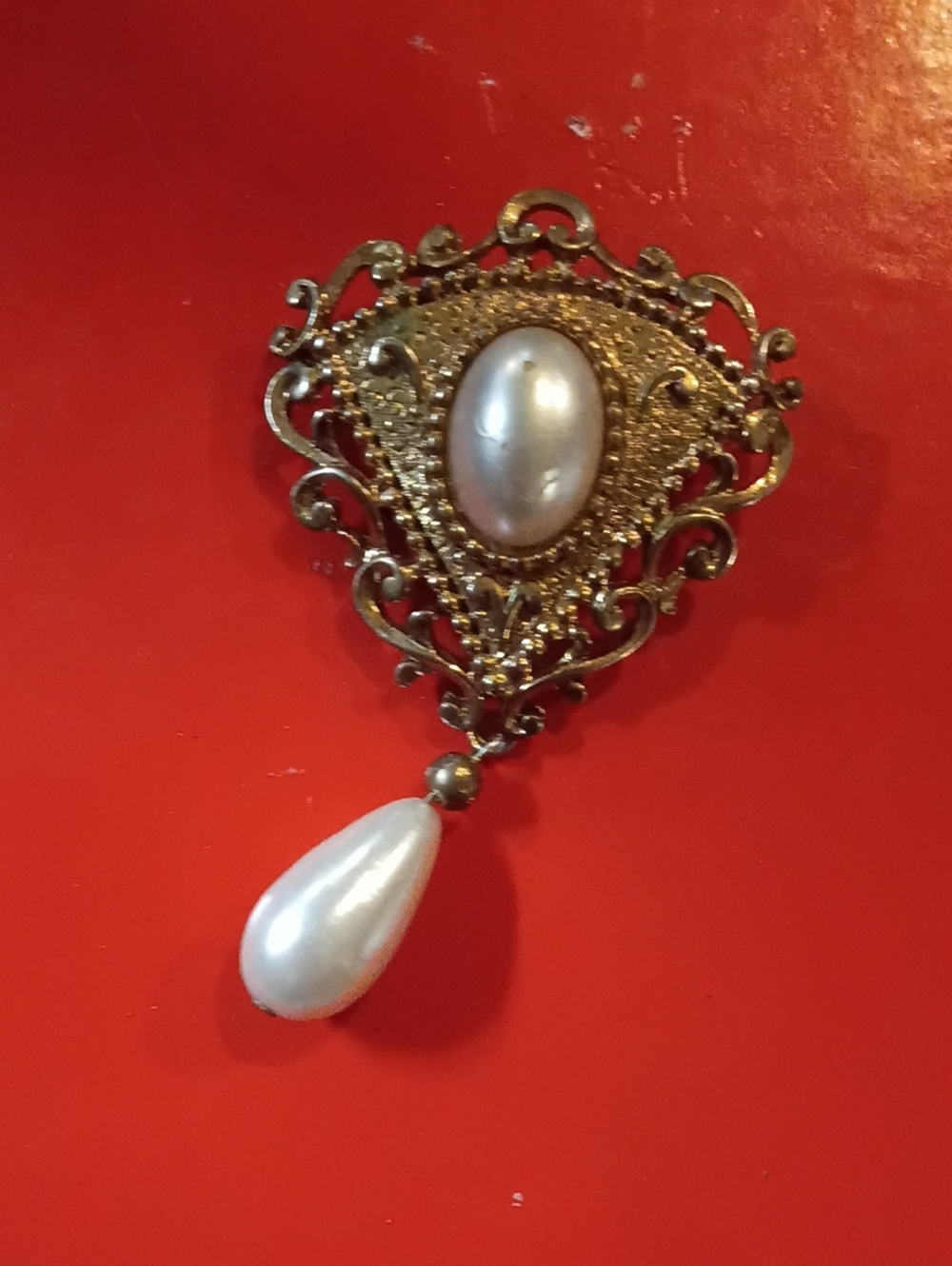 Vintage-Inspired Gold Filigree Pearl Drop Brooch